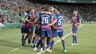 Los jugadores de la SD Huesca celebran uno de los tantos logrados la pasada campaña en Elche.