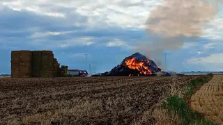Incendio de una pila de pacas de paja en Lagunarrota.
