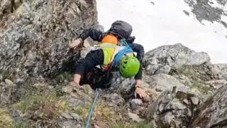 Agentes del Greim durante el rescate del montañero enriscado en el pico Gran Facha.