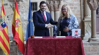 Alejandro Nolasco y Ana Mafé, tras la firma del convenio.