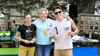 Ganadores del Street Boulder, con Patricia Ordóñez, del club organizador, en el centro.