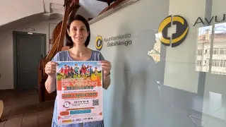 La concejala Elena Buil con el cartel de la Escuela de Verano.