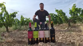 Fernando Mir en su explotación junto los Vinos del Desierto que elabora.