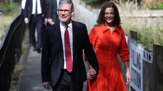 El líder del Partido Laborista, Sir Keir Starmer y su esposa Victoria Starmer a su llegada a un colegio electoral este viernes.