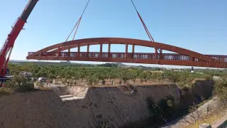 Momento de la instalación del puente en la vía verde entre Barbastro y Castejón del Puente.