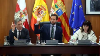 Pleno de la DPH, con Isaac Claver, presidente de la Diputación de Huesca, y Ricardo Oliván, vicepresidente de la institución.