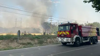 Bomberos de la DPH intervienen en un incendio a las afueras de Monzón.