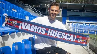 Diego González, en El Alcoraz posando con la bufanda de la SD Huesca.