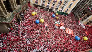 Miles de personas celebran el comienzo de las fiestas de San Fermín durante el txupinazo, a 6 de julio de 2024, en Pamplona, Navarra.