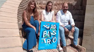 Lorena Espiérrez, Nerea Mur y Fernando Torres posan junto al cartel.