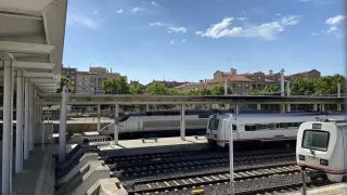 Trenes en la estación de Huesca este martes.