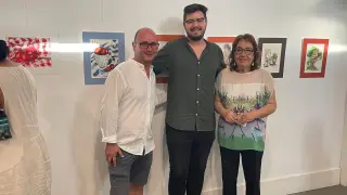 La autora Milagros Díez en el centro con los concejales Didac Larregula izda y Sergio Barrull.