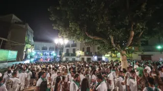 La plaza de Los Fueros, llena de gente, en una noche del pasado San Lorenzo.