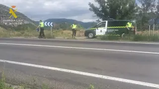 Agentes de la Guardia Civil en el lugar del accidente de tráfico este lunes, a la altura de Sopeira.