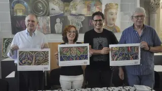 González, Luque, Bote e Raigón, mostrando los motivos florales de Sigena.