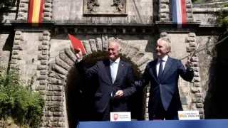El presidente de Nueva Aquitania, Alain Rousset y el presidente de Aragón, Jorge Azcón, en la firma del texto en defensa de la reapertura de Canfranc