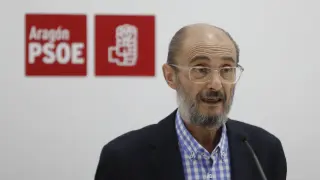 El secretario general del PSOE Aragón, Javier Lambán, ofrece una rueda de prensa para valorar la actualidad política, este martes en la sede del PSOE Aragón