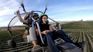 Experiencia de vuelo en paramotor sobre los viñedos de Bodega Sommos.