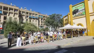Aficionados esperando la apertura de las taquillas de la plaza de toros para adquirir entradas sueltas. feria albahaca san lorenzo 2024