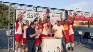 Los jugadores de Aragón recibiendo la copa de campeones.