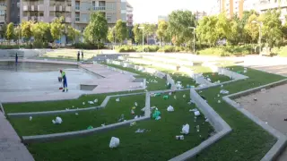Tareas de limpieza en el estanque del parque Miguel Servet de Huesca durante las fiestas del pasado año.