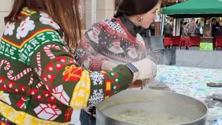 Degustación de cardo de bacalao en la Plaza del Mercado de Barbastro.