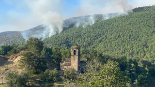 Las administraciones cooperan para luchar contra el incendio en El Pueyo de Araguás
