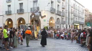 El gigante Aquiles pasea por las calles de Huesca