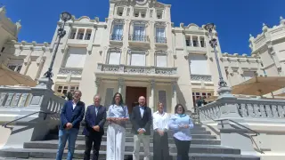 La alcaldesa, junto con varios concejales y el director general general de Turismo.