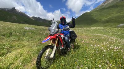 Un usuario disfruta de una jornada con su moto en el valle de Castanesa.