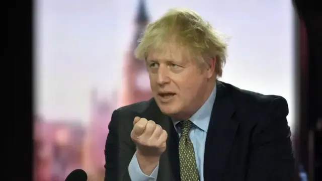 Boris Johnson avisa de un "endurecimiento" de las restricciones