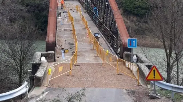 Obras en el Puente de Santa Eulalia de Gállego esta semana.