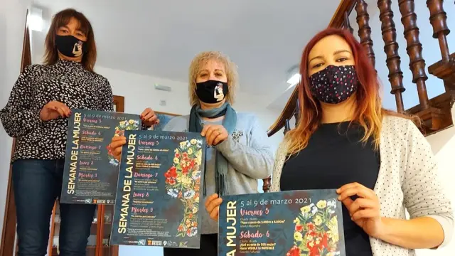 Nuria Pargada, Gabriela Ranga y Marta Luis muestra el cartel de la Semana de la Mujer.