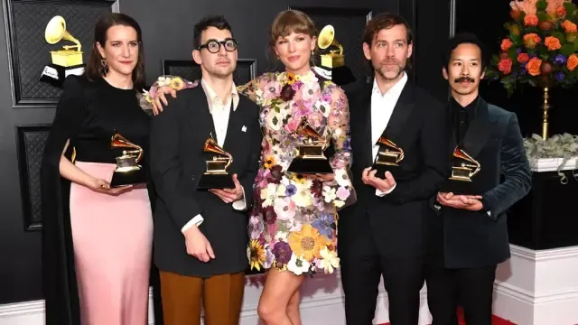 Taylor Swift, en el centro, Grammy al mejor álbum por Folklore.