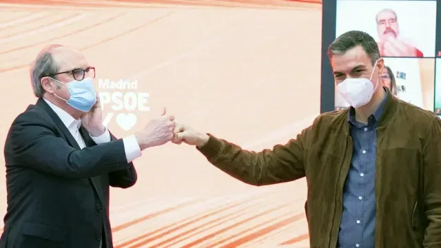 Sánchez choca el puño de Gabilondo en el acto de apoyo a su candidato ayer en Madrid.
