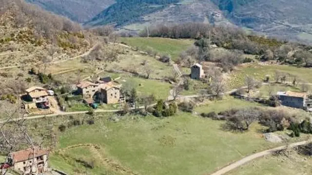 Buira es un núcleo de Bonansa, en la Comarca de La Ribagorza, donde todas sus casas están rehabilitadas y son residencia habitual, excepto una. Entre ellas, está Ca del Roi, una casa de turismo rural