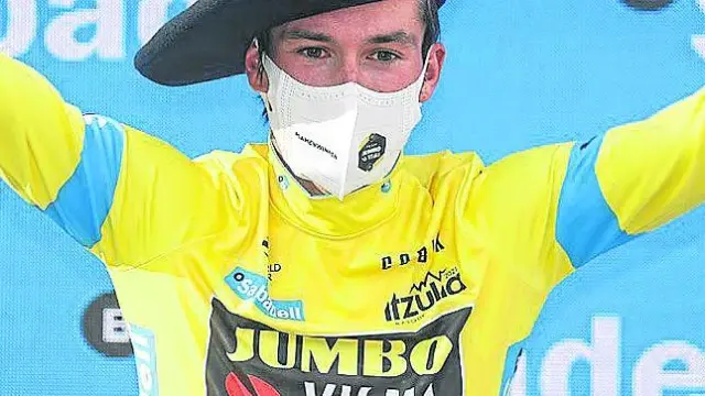 Roglic, con el maillot ganador de la Vuelta al País Vasco.
