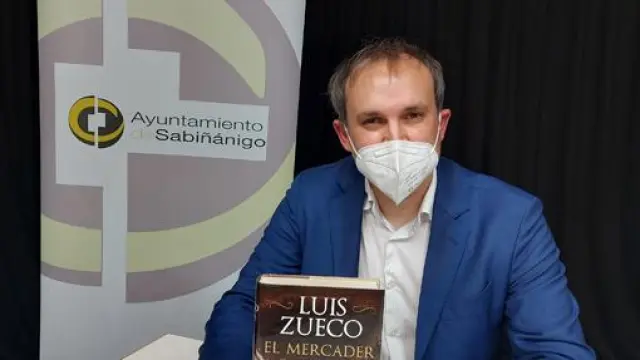 Luis Zueco posó en Sabiñánigo con su último libro.
