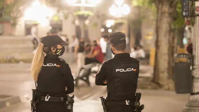 Policías controlando el cumplimiento de las medidas sanitarias en la plaza Navarra tras el fin del estado de alarma.