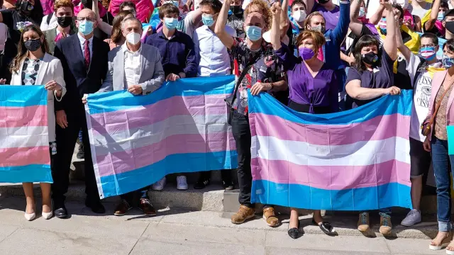 Varias personas han acudido con banderas trans a las puertas del Congreso