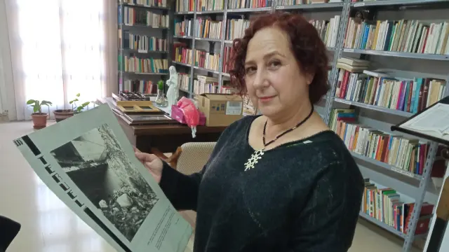 Marta López Beriso con una de las fotos del Museo de los Mártires Claretianos.