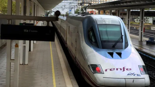 Tren AVE en la estación intermodal de Huesca. PABLO SEGURA PARDINA - 21 - 10 - 18 [[[DDA FOTOGRAFOS]]]