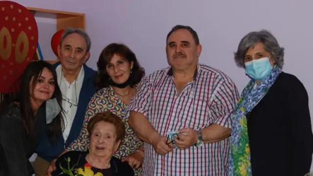 Carmen Blecua, rodeada de su familia