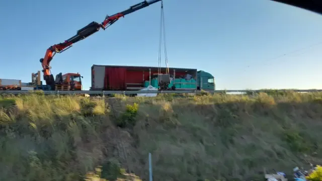 El camión grúa realiza las labores para recuperar la carga del camión.