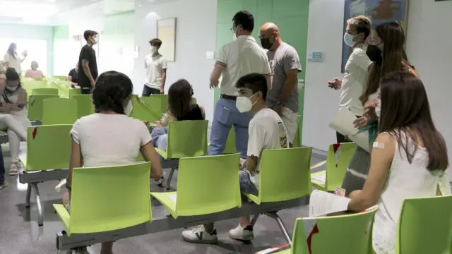 Adolescentes en el Centro de Salud de Los Olivos, en Huesca ciudad, donde se les ha puesto la vacuna contra la covid.