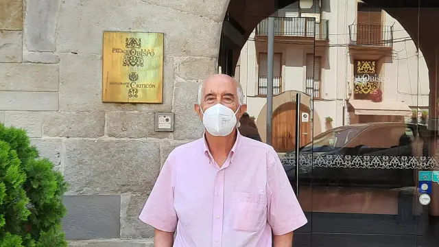 Antonio Baldellou, frente al Palacio del Obispo Esmir, hoy reconvertido en hotel.