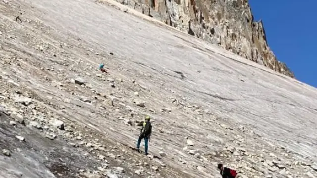 Montañistas en el glaciar durante el ascenso al Aneto.