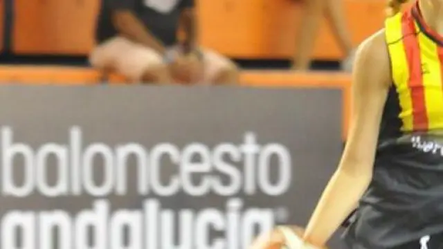 La barbastrense Marina Mata, bronce con Aragón en el Nacional de Baloncesto