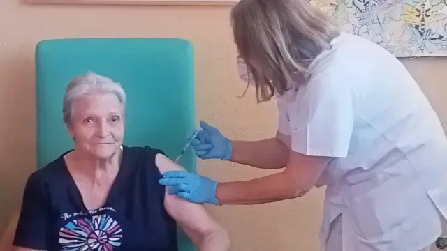 Una usuaria de La Solana de Aínsa, recibiendo la tercera dosis de la vacuna.