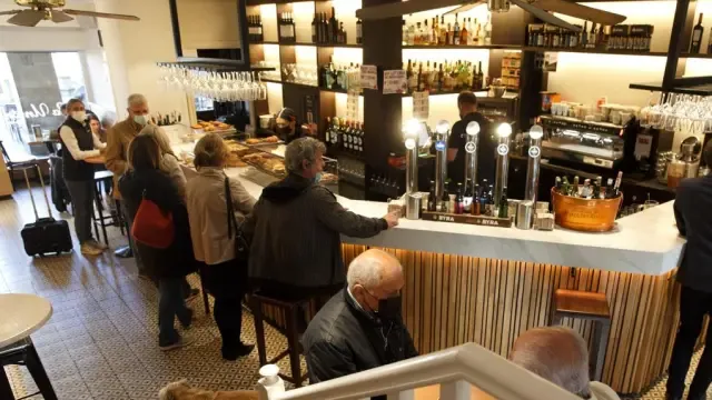 Varios clientes consumen en la barra en un bar de Vitoria este jueves, en el que ha entrado en vigor el decreto que declara el fin de la emergencia sanitaria en Euskadi.